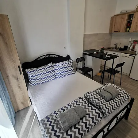 Adamant Apartment *